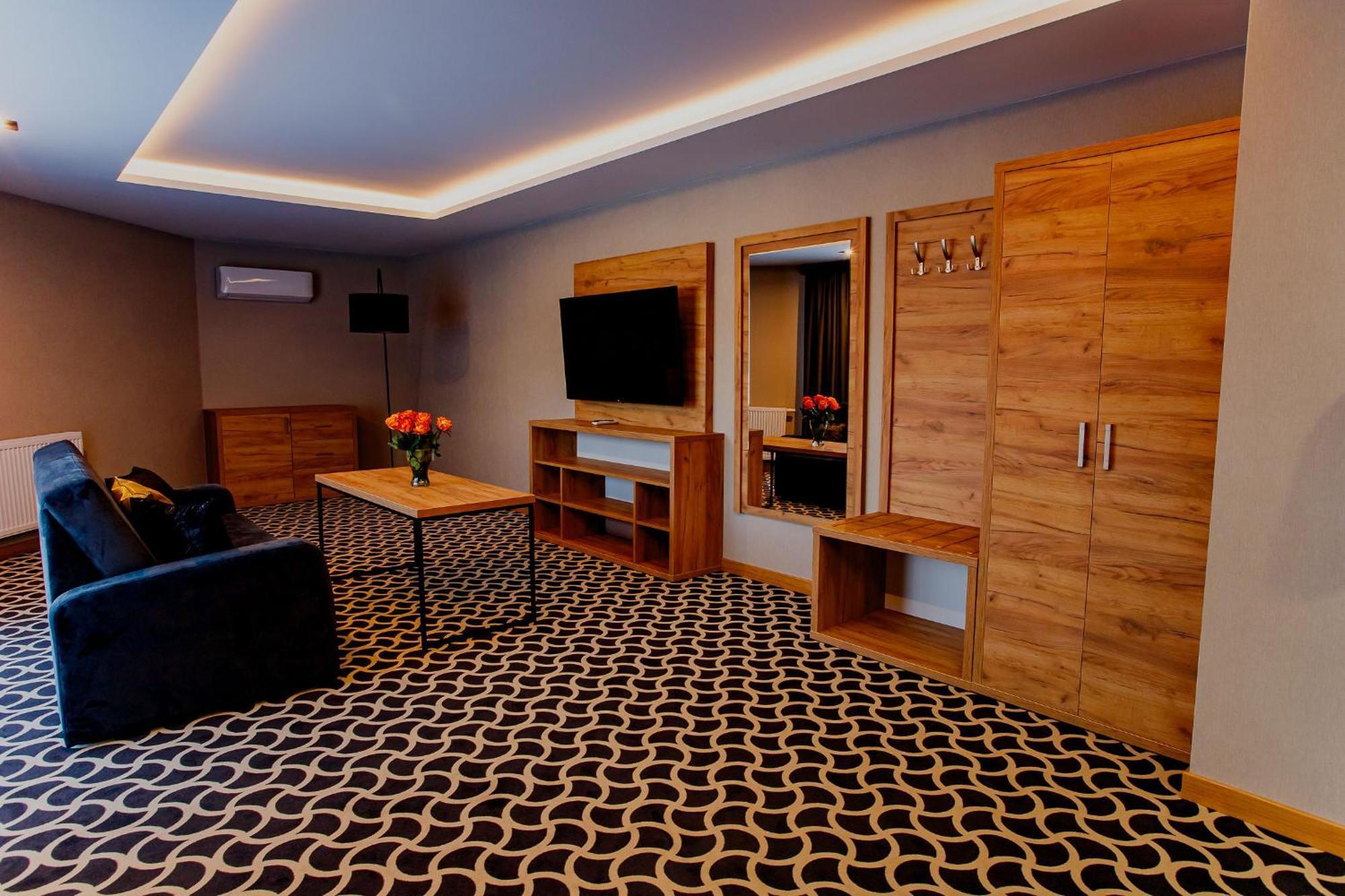 Hotel Coloseum Jarosław Esterno foto