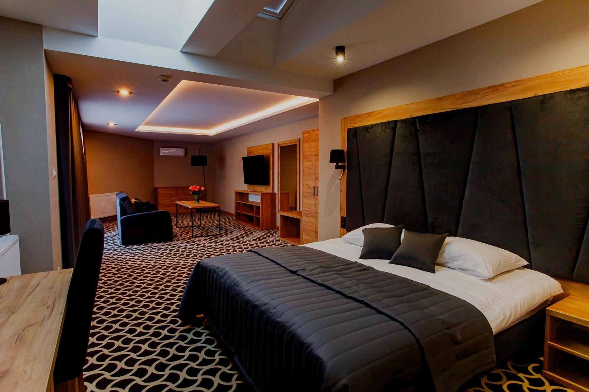 Hotel Coloseum Jarosław Esterno foto